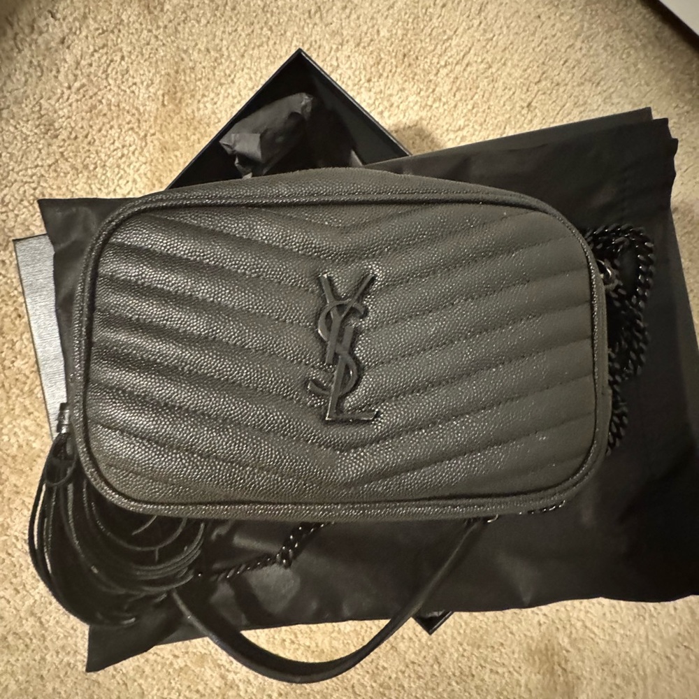 YSL bag bought in Milan in great condition

Small scratch on the logo